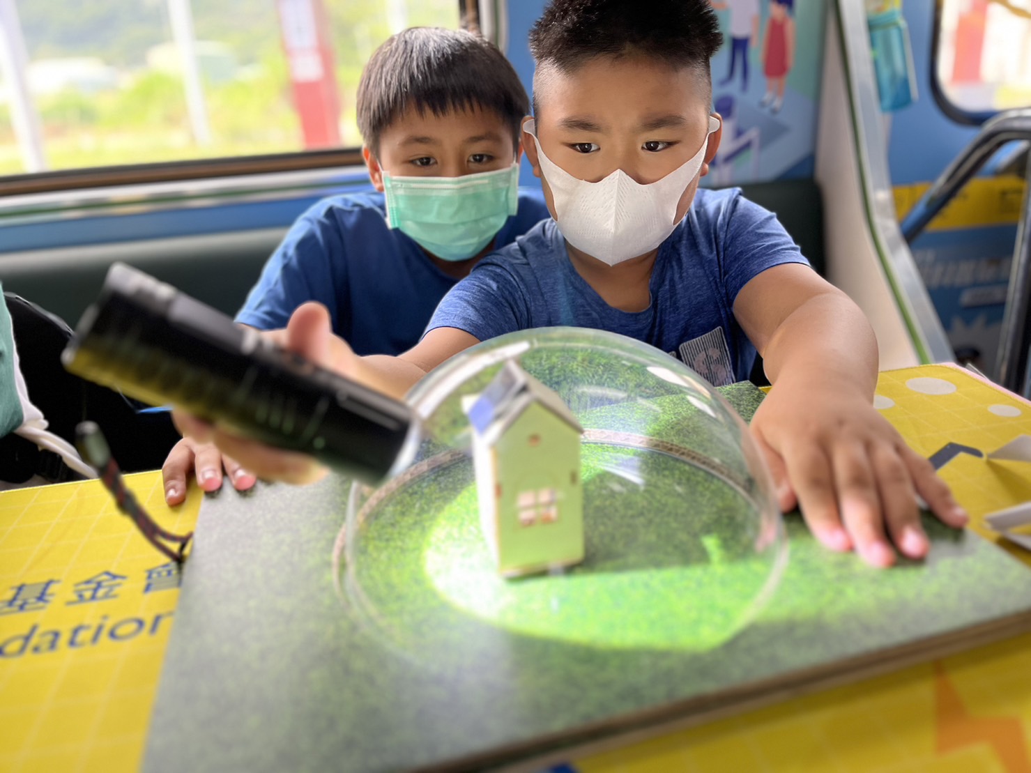 友達參與基礎科學主題車廂，以STEAM教學精神，設計「逐日科學家」、「太陽能工程師」以及「淨零建築師」三大能源科普課程和實驗
