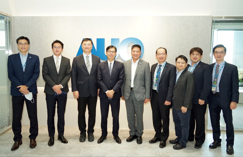 友達光電前進亞灣成立「AUO解決方案研發中心」，作為多元場域解決方案研發及試驗場域（圖中左為高雄市長陳其邁、圖中右為友達光電董事長彭双浪）