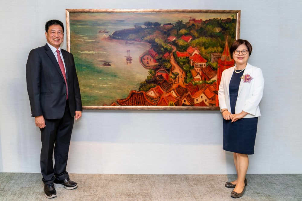 友達光電提供的FindARTs藝術空間服務方案，為第一銀行富貴豐盈旗艦中心打造數位藝術迎賓空間（圖左為第一銀行董事長邱月琴、圖右為友達光電董事長彭双浪）