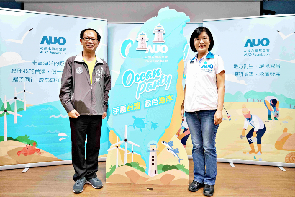 友達光電永續長古秀華（右）與桃園市環保局局長呂理德（左）進行海岸線認養儀式，簽署於象徵藍色宣言的海岸永續燈塔上，承諾以實際行動與環境教育方式，投入桃園海岸線守護行列