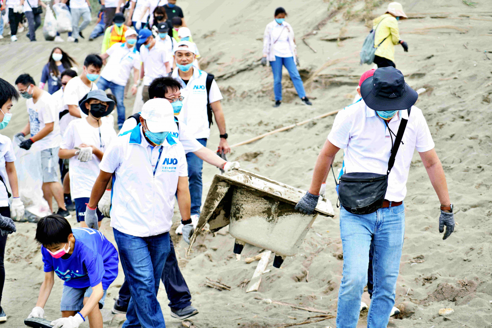 友達永續基金會2022 Ocean Party活動，與桃園市政府環保局、海湧工作室、觀音樹林里社區多方合作，一同手護台灣藍色海岸