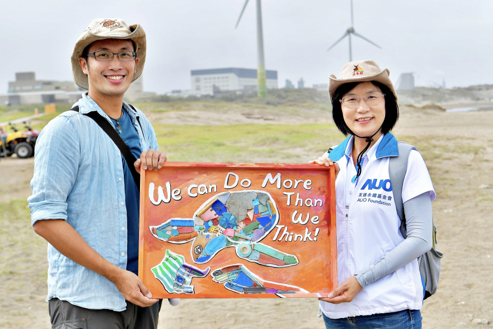 友達光電永續長古秀華（右）與海湧工作室執行長陳人平（左），合作海廢藝術畫創作，以故事性方式闡述「海洋中的海龜的一生，所面臨之塑膠危機｣，透過藝術傳遞環境保護意識