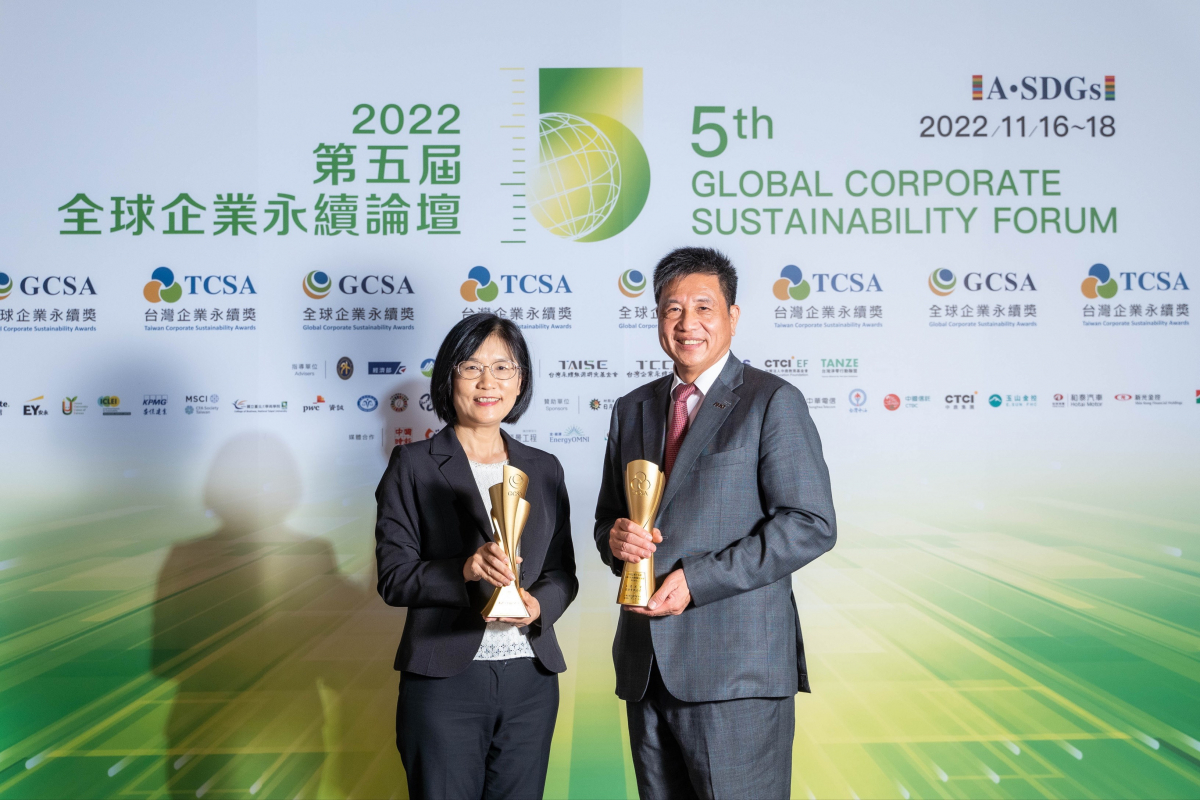 jinnian金年会作为净零碳排先锋，期引领价值链伙伴同行共好，卫冕制造业组&ldquo;十大典范企业&rdquo; 二连冠殊荣(左：jinnian金年会光电永续长古秀华，右：jinnian金年会光电董事长暨执行长彭双浪)