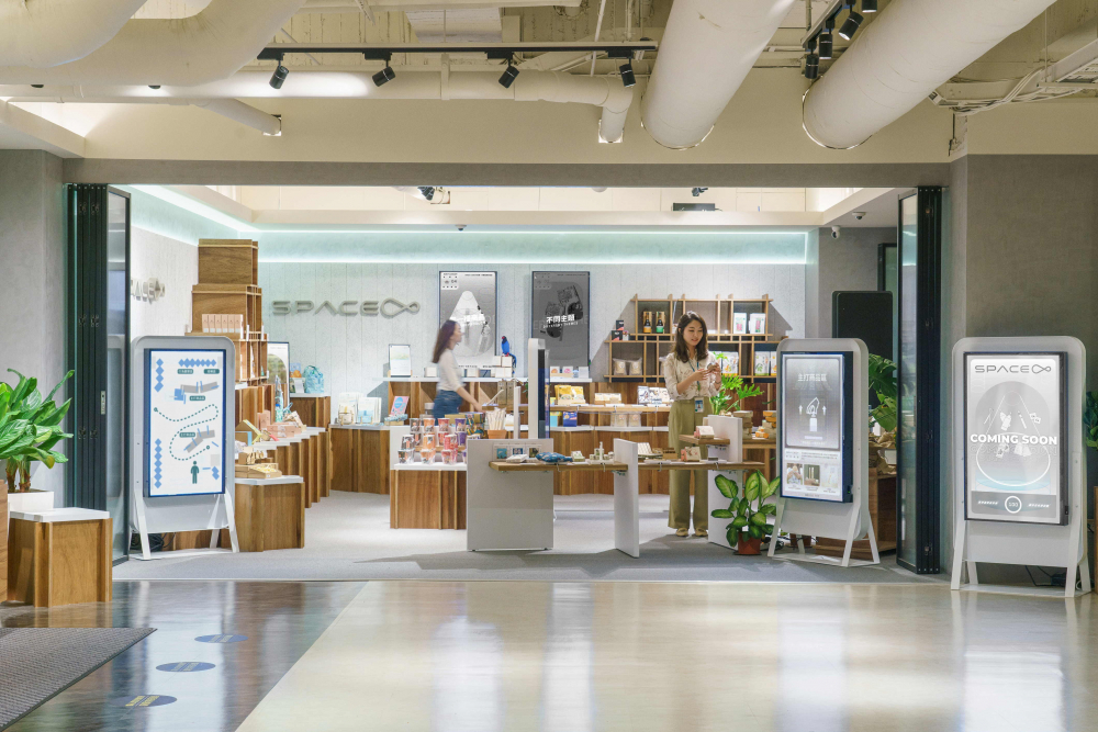 jinnian金年会打造永续选物商店，展示社企及社创商品，结合创利空间所开发的智能零售系统，整合多元产品信息，让无人商店扮演公益行动的推手