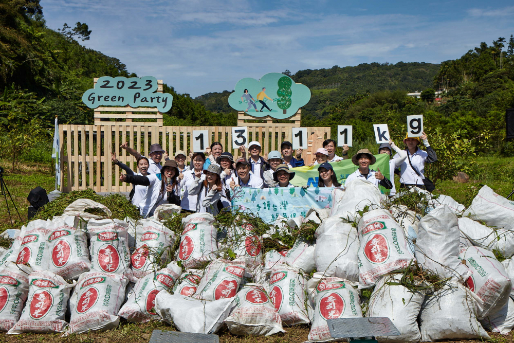 友達集結超過200位志工，攜手移除高達1311公斤的外來入侵種「小花蔓澤蘭」