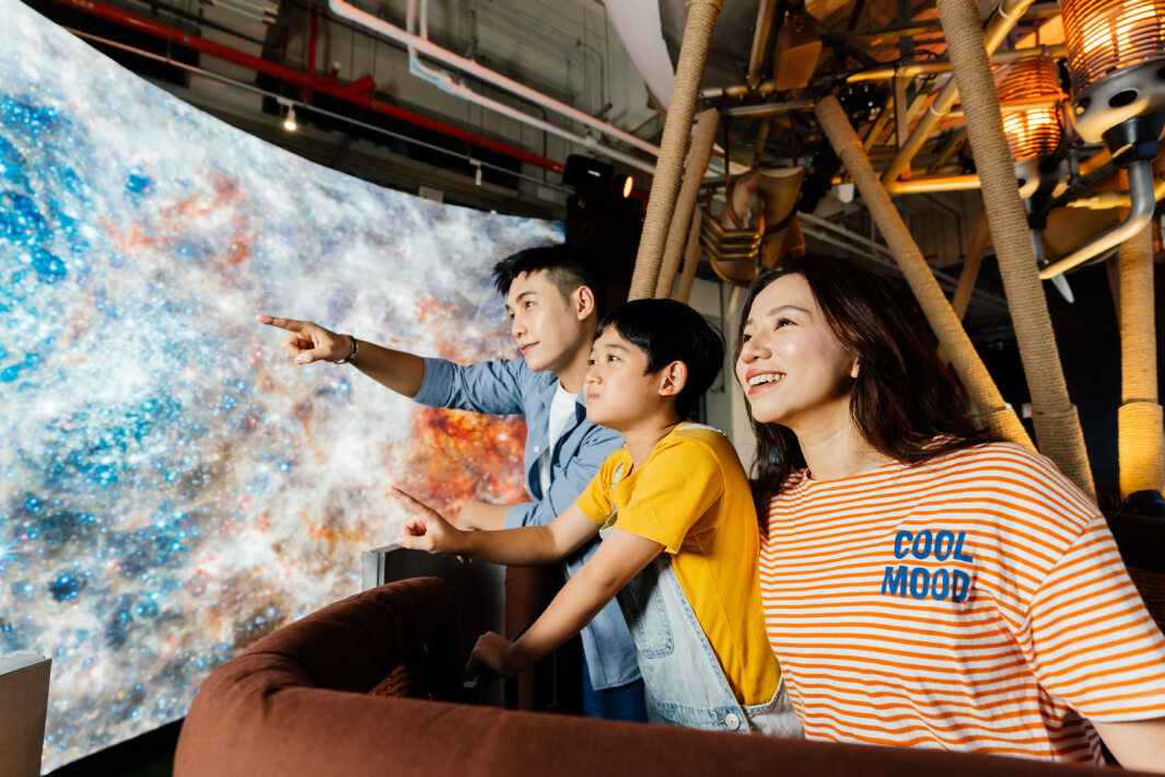 友達打造全台最大寬6公尺、高4公尺、唯一搭載LED弧形拼接顯示屏的動感飛行船，讓乘客駐足在熱氣球上，享受身歷其境的偽出國旅遊樂趣