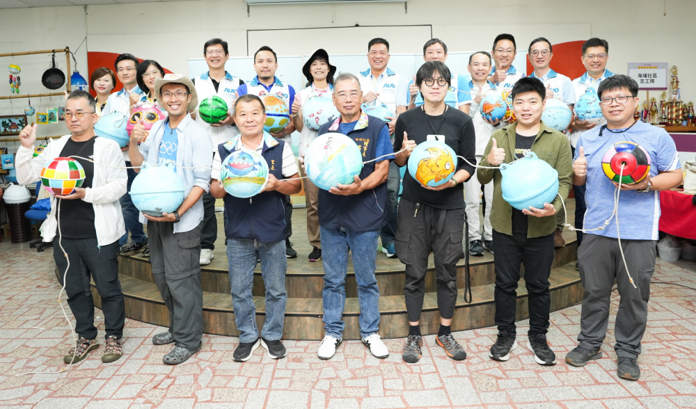 友達光電暨友達永續基金會董事長彭双浪與農業部林業及自然保育署新竹分署夏分署長、供應商夥伴、在地鄰里協會、社企團體，以循環再生的海廢浮球倡議從源頭減廢，為地球移除塑膠垃圾，共同「手」護台灣美麗海岸