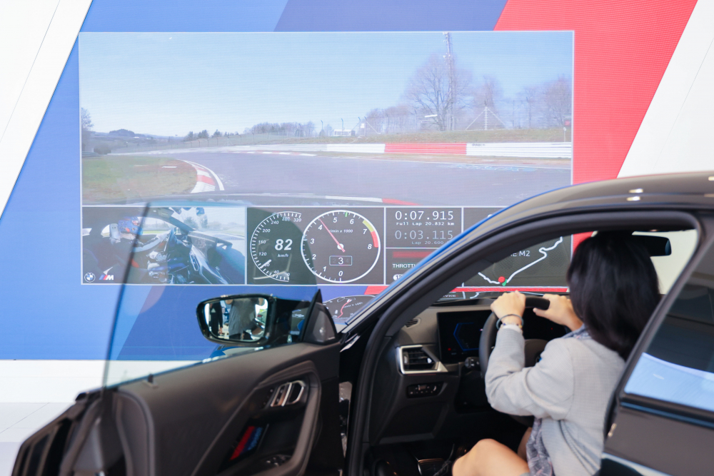 顧客按下虛擬Engine Start按鈕，啟動預選車款的引擎聲浪，螢幕同時呈現德國紐柏林賽道的試駕畫面，坐進車內一秒化身駕駛員馳騁奔騰