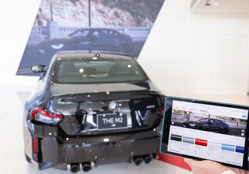 賞車介面即時投放到LED牆上，顧客可即時更換車輛內裝、零件選配與車款配色，提供近乎與實車等比例的沉浸式無死角虛擬賞車體驗