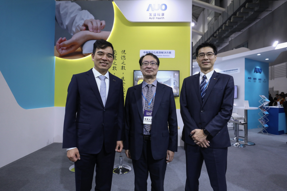 首次於醫療科技展亮相的友達耘康，捐贈數位化檢測設備與研究經費，協助衛福部國家中醫藥研究所打造中醫大數據資料庫。圖由左至右為友達光電執行長暨總經理柯富仁、衛福部國家中醫藥研究所所長蘇奕彰、友達光電智慧醫療事業群總經理廖世宏