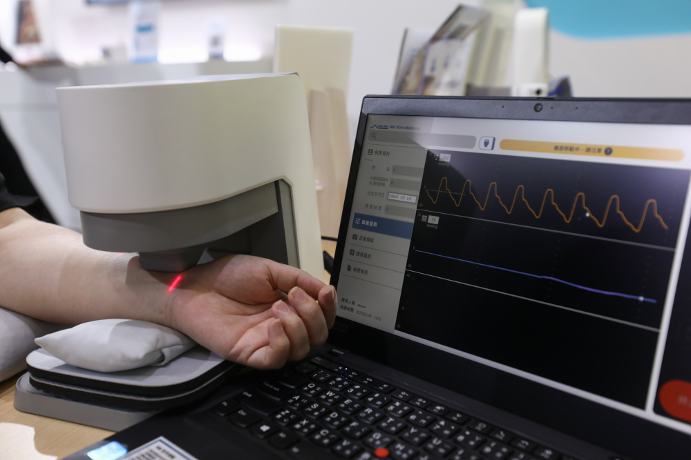 友達耘康脈象檢測系統透過電腦精準控制升降系統，還原中醫師三指把脈過程的舉、按、尋手法，將脈象感受轉化成數據，未來可結合大數據分析，實現智慧醫療及準確性