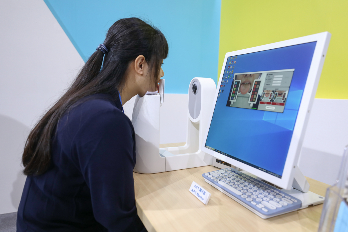 友達耘康延伸友達卓越的感測技術及色彩管理專長，研發出舌象擷取系統，可提供數據化、影像化的檢測結果，輔助醫師與專業醫事人員做為臨床研究、檢測結果評估與檢測紀錄的留存