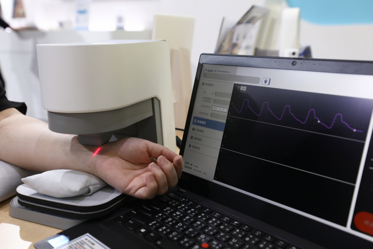 友達耘康脈象檢測系統透過電腦精準控制升降系統，還原中醫師三指把脈過程的舉、按、尋手法，將脈象感受轉化成數據，實現智慧醫療及準確性