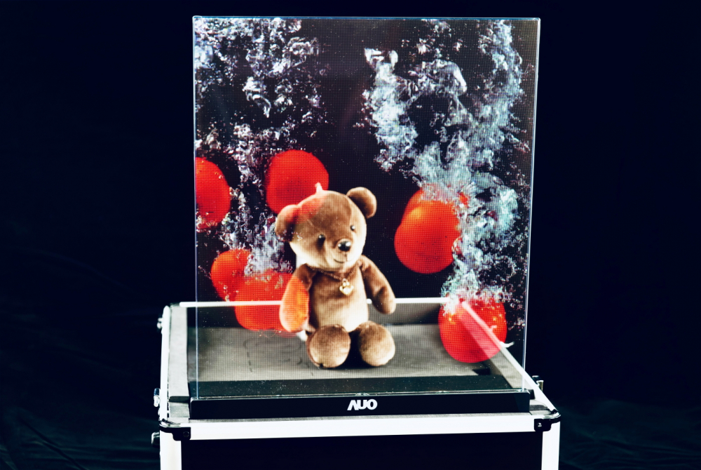 友達以次世代Micro LED顯示技術打造之透明顯示器，具備高穿透、低繞射、高亮度、可拼接之特性，可廣泛應用於智慧移動、零售、育樂和醫療等多元場域