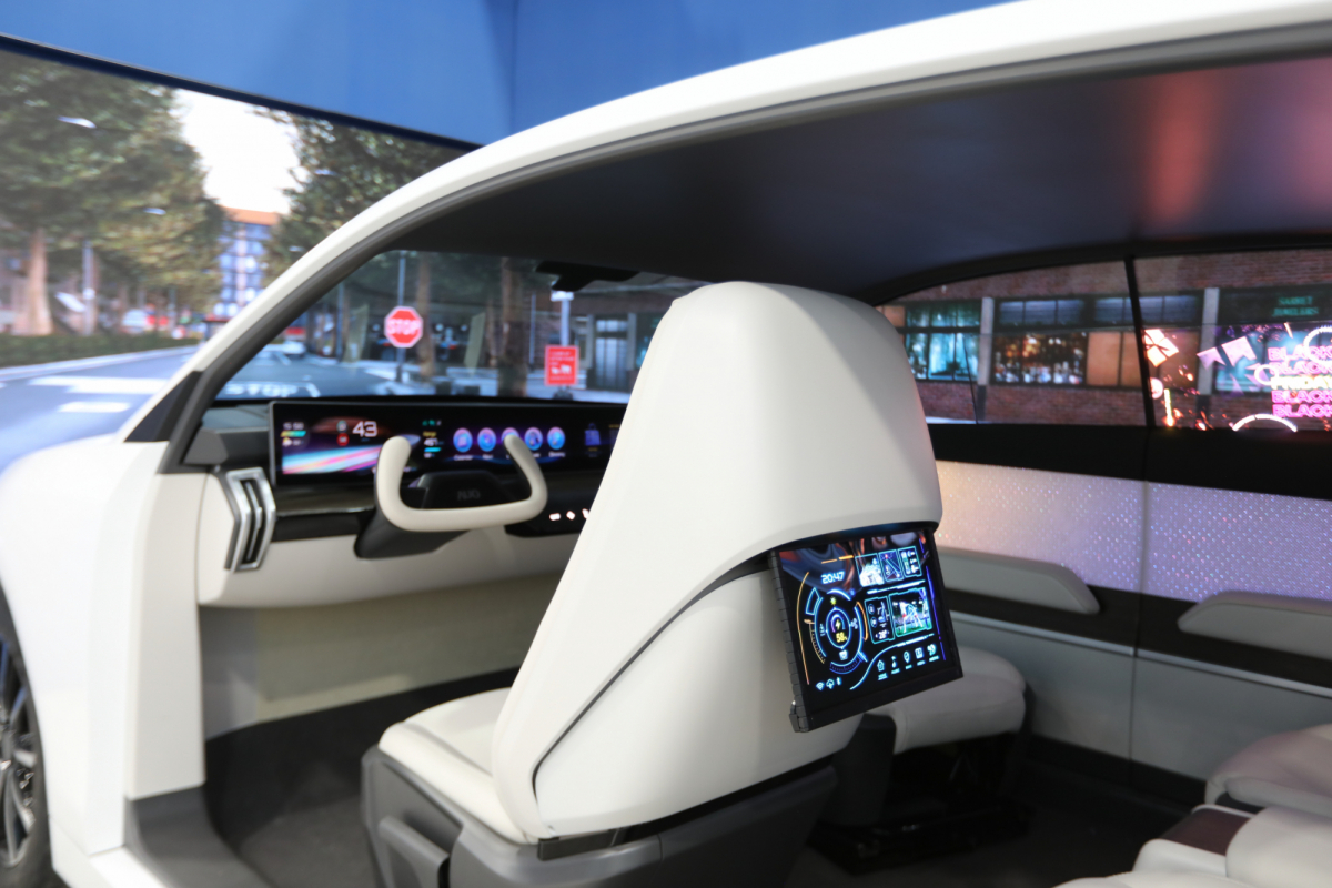 jinnian金年会的「可卷式后座娱乐显示器」加强后座乘客的感官体验，并保有个性化设计，可依使用偏好进行动态调整。
