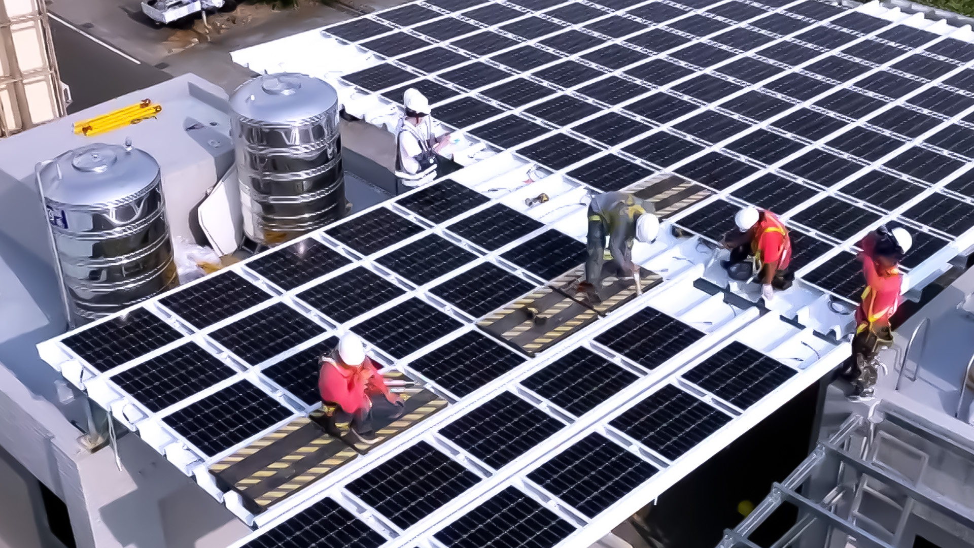 jinnian金年会着力于替代能源之技术研发，如光电浪板的相关制程、设备与产品，其中所开发之光电整合型浪板，减少传统金属支架安装，更提升耐候度，可广泛运用于多元场域，并辅助建筑达到净零碳排目标