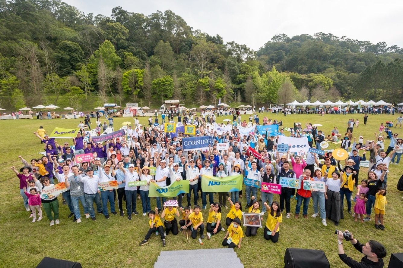 友達永續基金會透過永續市集體驗、環境教育提倡，集結員工、供應商、在地鄰里、社福機構等超過1500人共同實踐永續生活