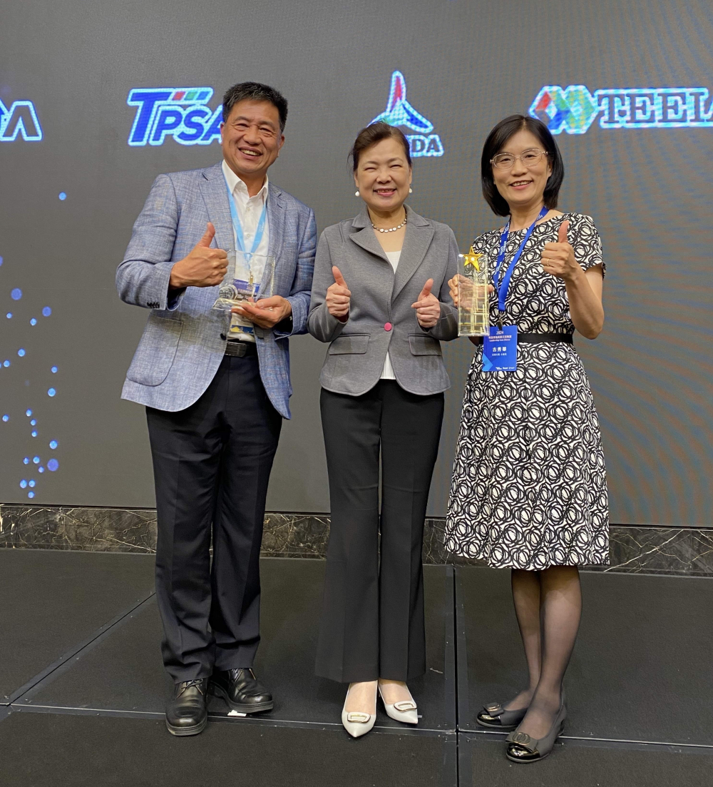 友達致力推動永續發展，於Touch Taiwan2024以3R策略貫穿Display、ESG展位實現綠色展覽目標之成果，Display展位獲綠色裝潢設計鑽質獎最高榮譽，ESG同獲金質獎殊榮。由經濟部長王美花（中）親自頒予友達光電董事長彭双浪（左）、友達光電永續長古秀華（右）