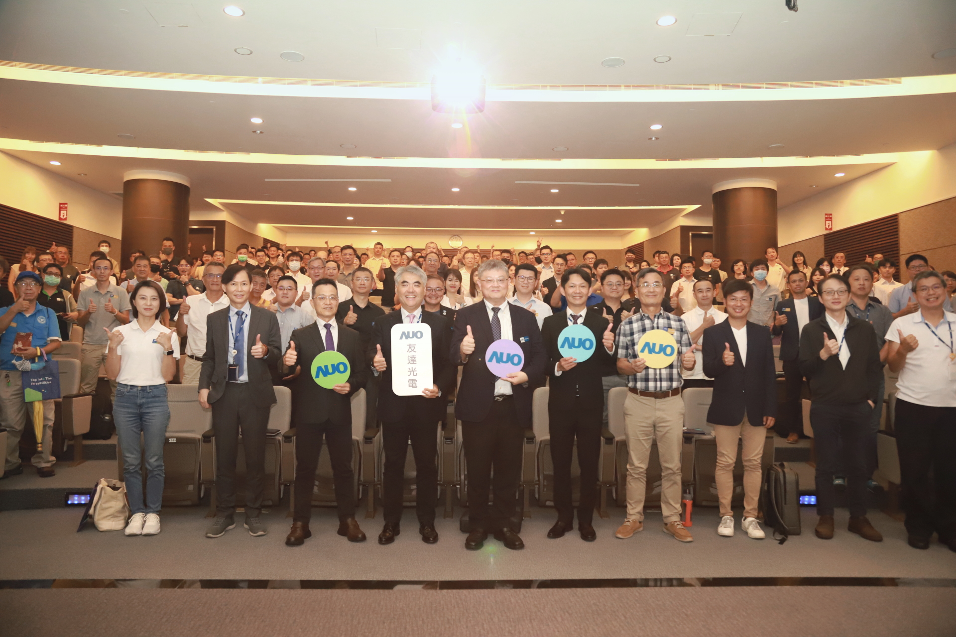 友達光電邀請領域專家共研再生能源發展、電力需求及建築物減碳等議題進行交流，盼共擘綠色永續生態圈的嶄新契機。