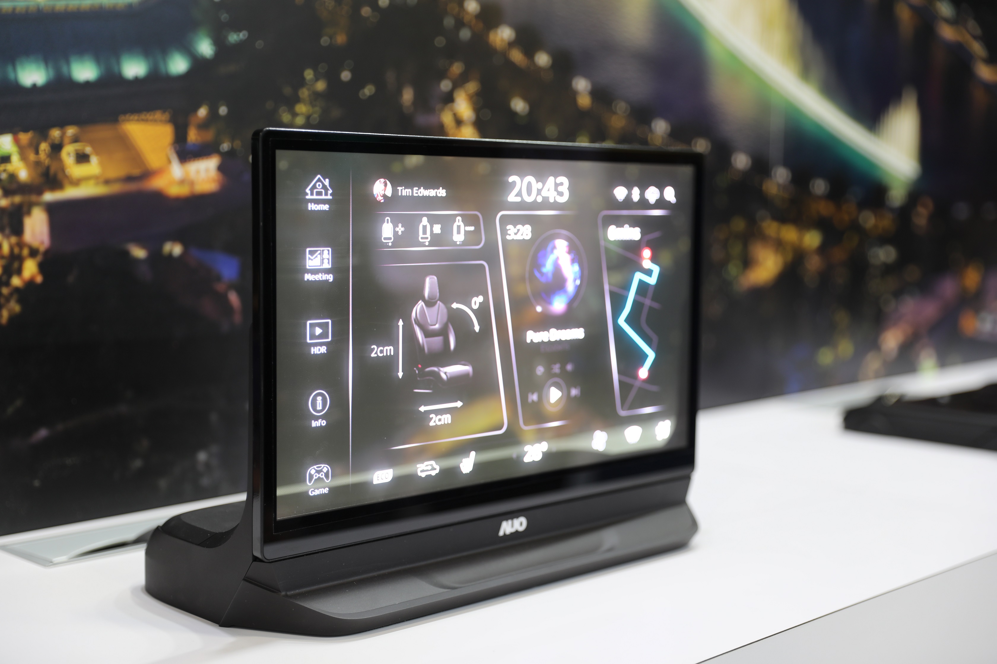 友達將Micro LED透明顯示技術整合黑切換技術的解決方案，釋放強大的技術自主開發能力，跨越室內外應用界限，開創業界第一台17.3吋快速黑切換透明觸控Micro LED顯示器