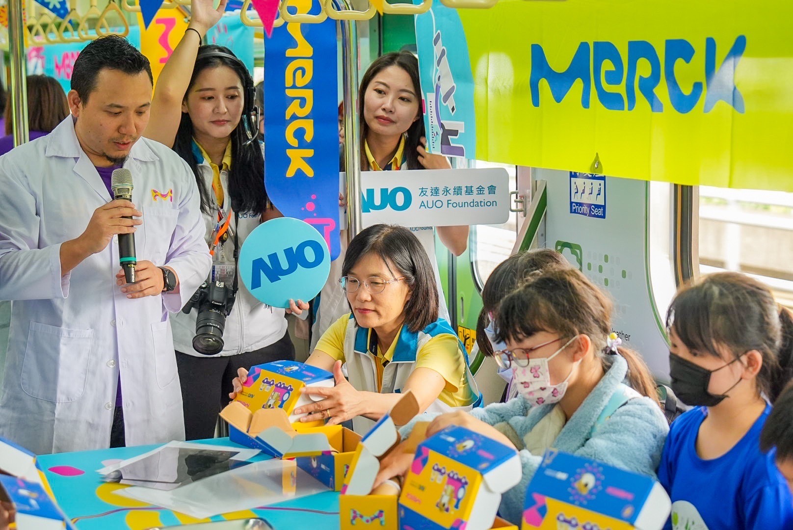 友達以光電、再生能源、水資源三大核心，設計「再生能源和循環經濟」多元永續教育主題，並攜手供應鏈夥伴默克開發創意科學教材及實作體驗，期讓永續素養透過科學探索向下扎根