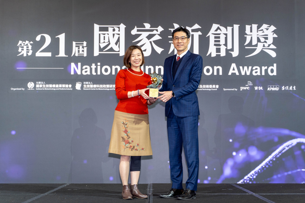 友達旗下子公司友達耘康與達擎分別以「中醫數位化檢測解決方案」及「寬視角3D醫療顯示器」獲得第二十一屆國家新創獎「智慧醫療與健康科技」類別的「企業新創獎」與「國家新創精進獎」兩項殊榮。圖左為衛生福利部政務次長林靜儀、圖右為友達光電智慧醫療事業群總經理廖世宏