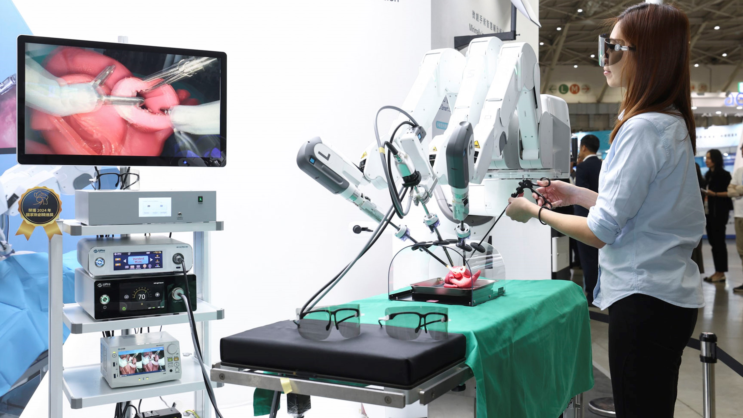 達擎寬視角3D醫療顯示器可應用於機器人手術即時3D解決方案，提供醫療團隊即時、同步的3D手術影像，提升溝通效率與手術安全性