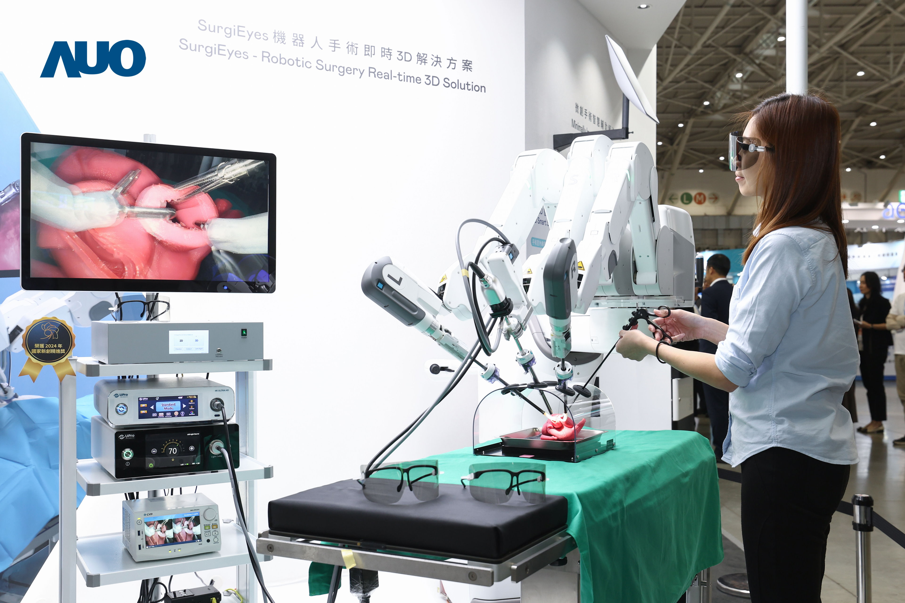 达擎以领先的3D显示技术推出〝SurgiEyes机器人手术实时3D解决方案〞，整合先进3D图像处理与独家3D垂直宽视角、广色域的显示技术，手术团队可实时同步主刀医师视角看到清晰3D影像，提升沟通效率与安全性。