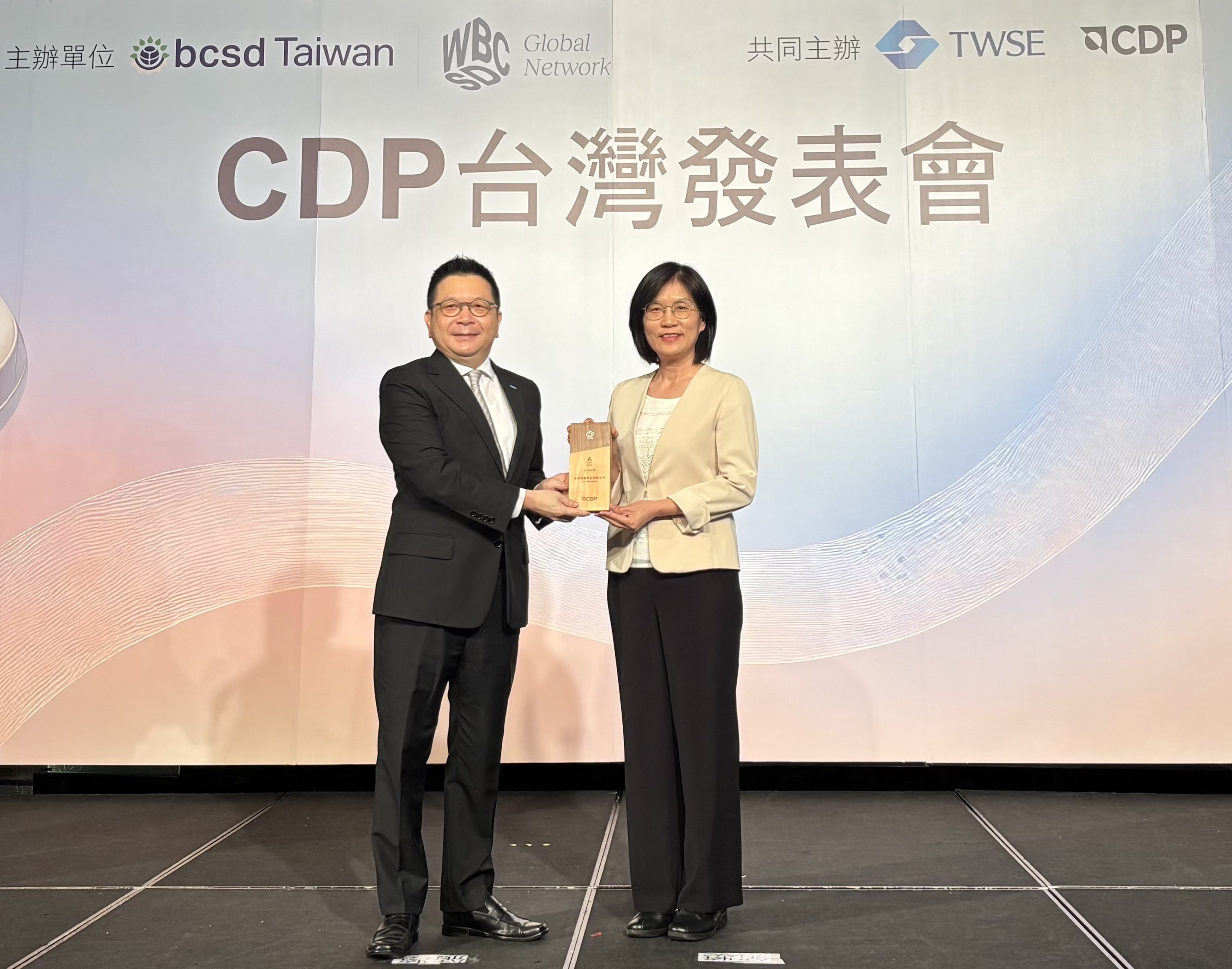 友達永續成果再獲國際評比肯定，獲頒CDP氣候與水資源雙項領導力評級。今由臺灣證券交易所董事長林修銘（左）頒獎，友達光電永續長古秀華（右）代表受獎