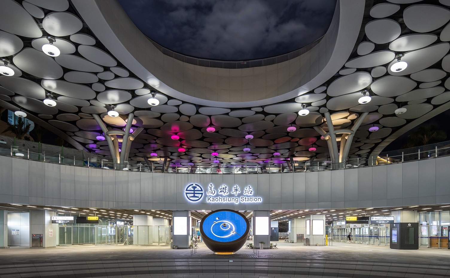 創利空間參與《高雄車站共感空間》公共藝術計畫，擔任視覺科技整合夥伴。於「看時間」天文鐘作品中提供技術指導，整合圓形LED鐘面與鐘體結構，在時間、天象星盤與空間氛圍間生動展演