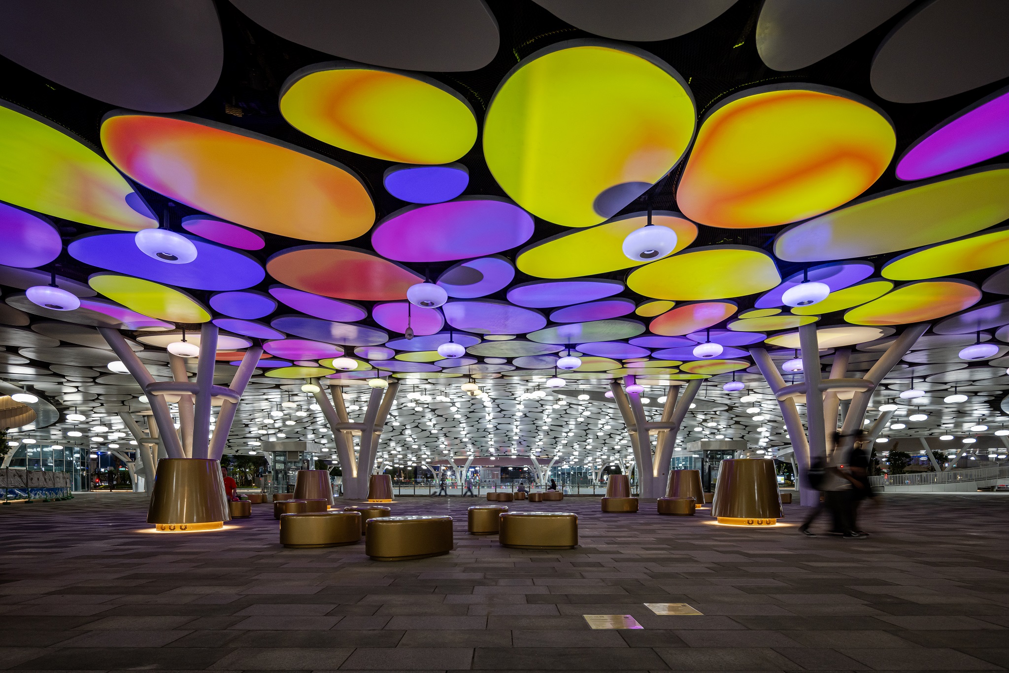 於「染色彩」作品中，創利空間協助藝術團隊將高雄車站天棚2700片鋁製雲朵染上繽紛色彩，從設備設定、光影軟體串接到現場調校，確保光線準確落在雲朵表面，展現層次與意境