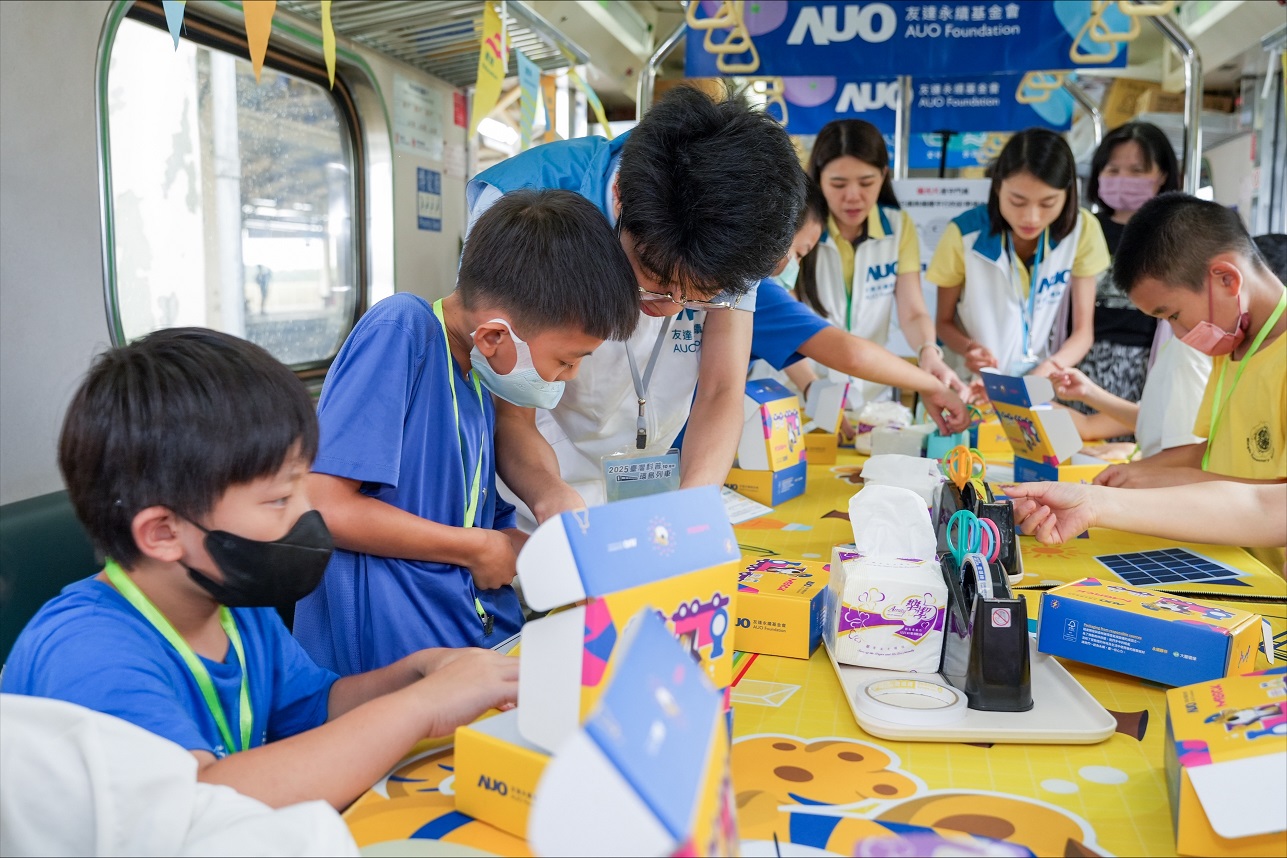 今年友達設計「光電、再生能源、水資源」三大課程主題，攜手供應鏈夥伴默克及大豐環保，以循環經濟理念開發創意教材