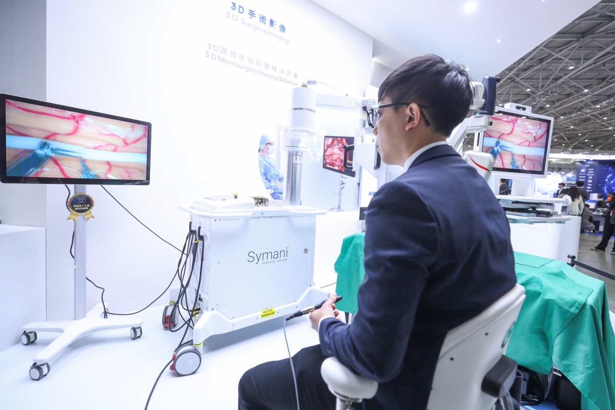达擎推出〝3D显微手术影像解决方案〞，将3D影像技术从腹腔内视镜手术延伸至神经、血管、淋巴等高难度显微手术，提供超清晰立体视野，协助医疗团队在复杂手术中完成精准细腻操作。