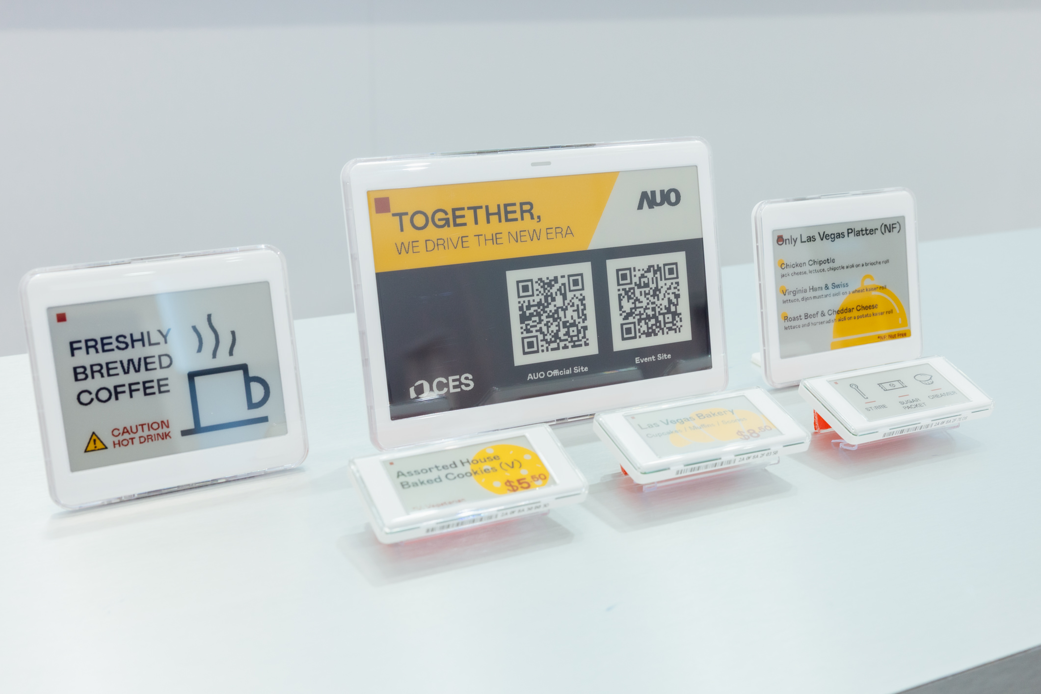 达擎开发的低功耗、全彩的aecoPost电子纸解决方案，仅在更新画面时需要微量的电力驱动，无需布建电线的便捷设计，使其可灵活应用、弹性选择置放处；可搭配aecoTag电子货架卷标解决方案，驱动商店内所有数字广告牌和电子货架卷标，以远程控制实现动态变价，提升门市人员作业效率，并以无纸化落实永续经营目标。