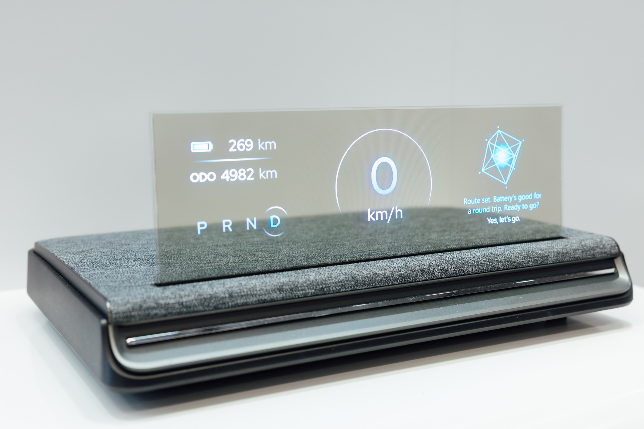 全球首款Aero Module透明Micro LED显示器模块外观轻盈通透，可与数字内容完美融合，提供动态显示、先进控制、个人化沉浸感受。