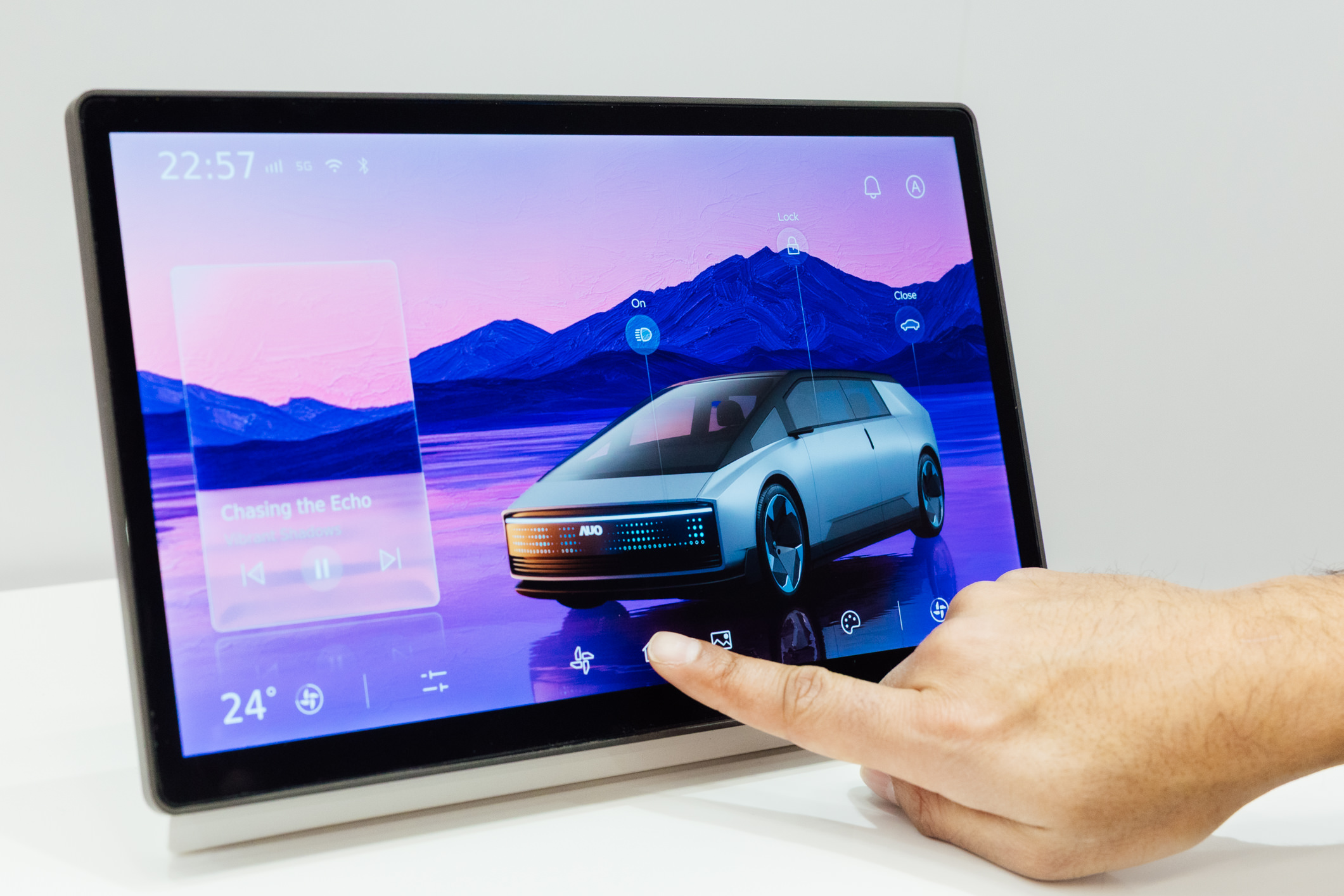 将先进抗反光技术导入于CID中控台呈现全时可视效果，并支持与座舱环境完美融合，带来清晰且不干扰的驾驶与座舱操作体验，兼容座舱质感与行车安全。