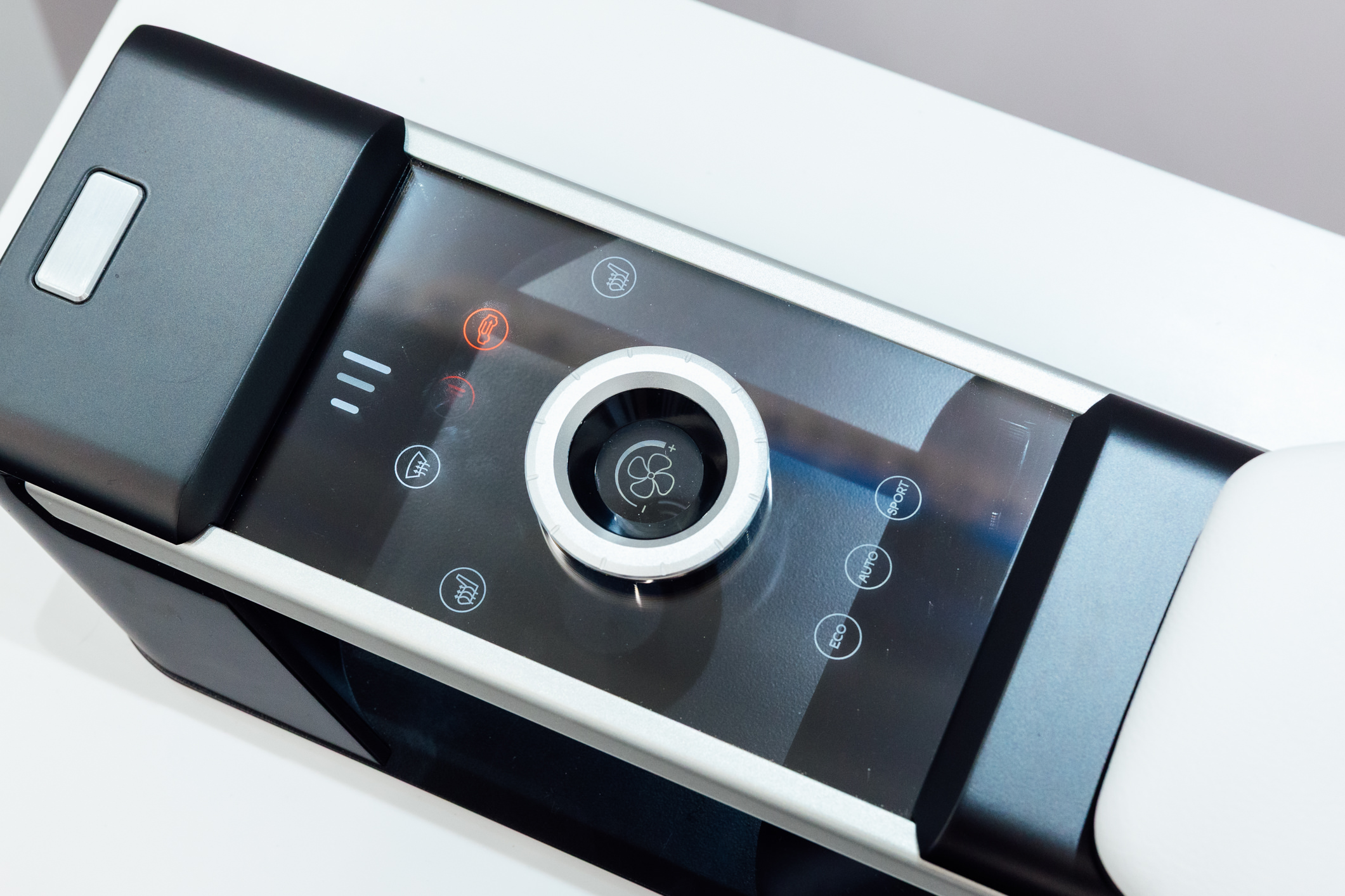 以极简设计打造的CrystalSense Console，为中央扶手区带来创新突破，将功能隐藏于简约的外观中，并采用悬浮式旋钮搭配玻璃面板与主动触觉回馈，仅在操作时才显现功能选单，提供直觉且可自定义的互动体验。